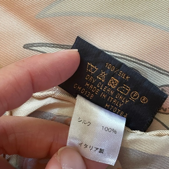 Louis Vuitton silk scarf in light pink - Picture 4 of 8